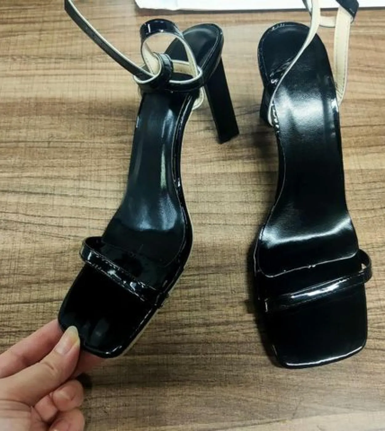 2022 nuovi sandali estivi di lusso donna designer punta quadrata tacchi a spillo scarpe da spiaggia allaperto scarpe donna punt