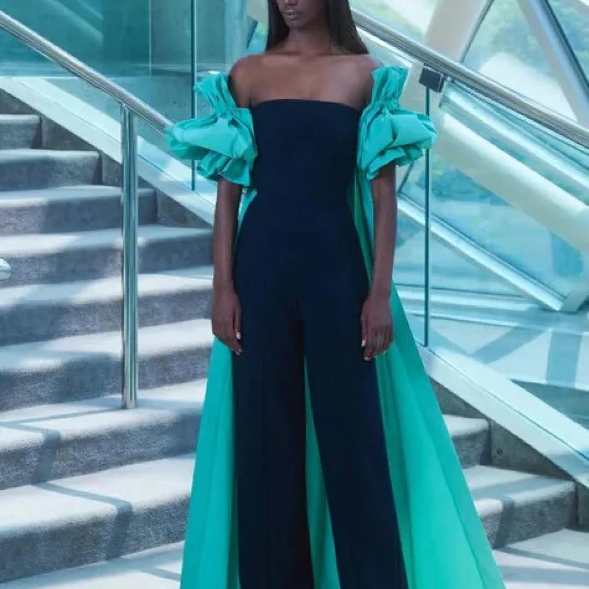 2024 Tuta da ballo in raso elasticizzato moda con mantella arricciata maniche a sbuffo Abiti da festa celebrità Tute da donna Ar