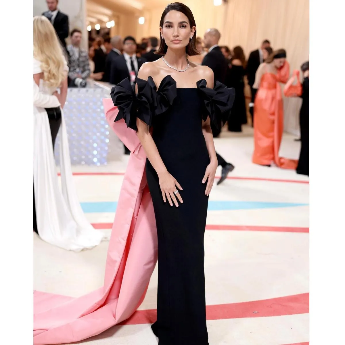 Abiti da ballo chic con grande fiocco al largo della spalla e mantella con fiocco, strascico lungo, abito formale arabo unico ne