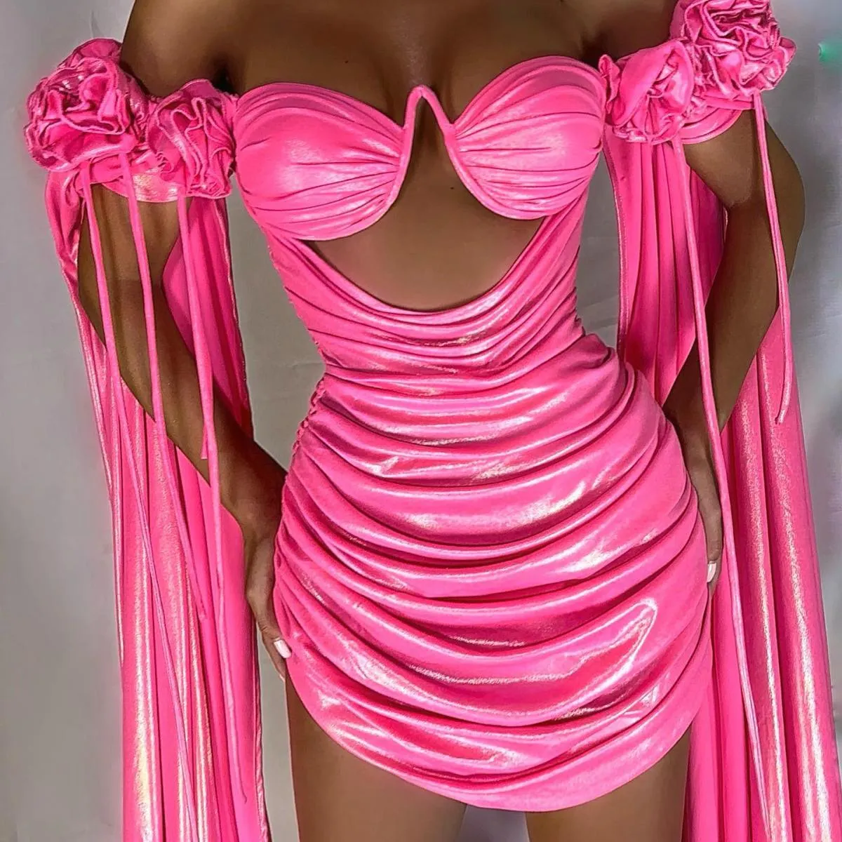 Abiti da ballo corti in piume rosa caldo dal design elegante con mantella a maniche lunghe Abiti da cerimonia convenzionali 2023