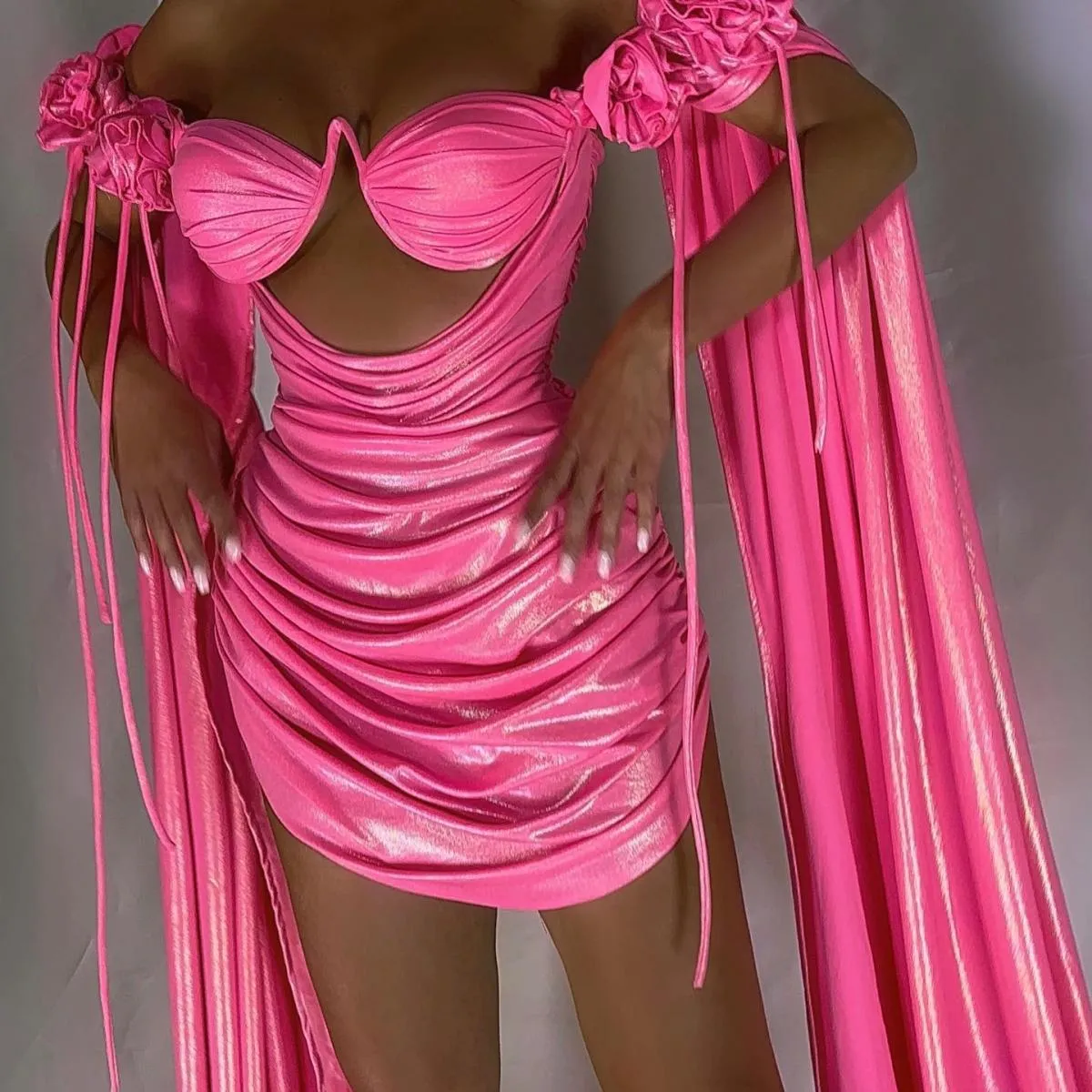 Abiti da ballo corti in piume rosa caldo dal design elegante con mantella a maniche lunghe Abiti da cerimonia convenzionali 2023