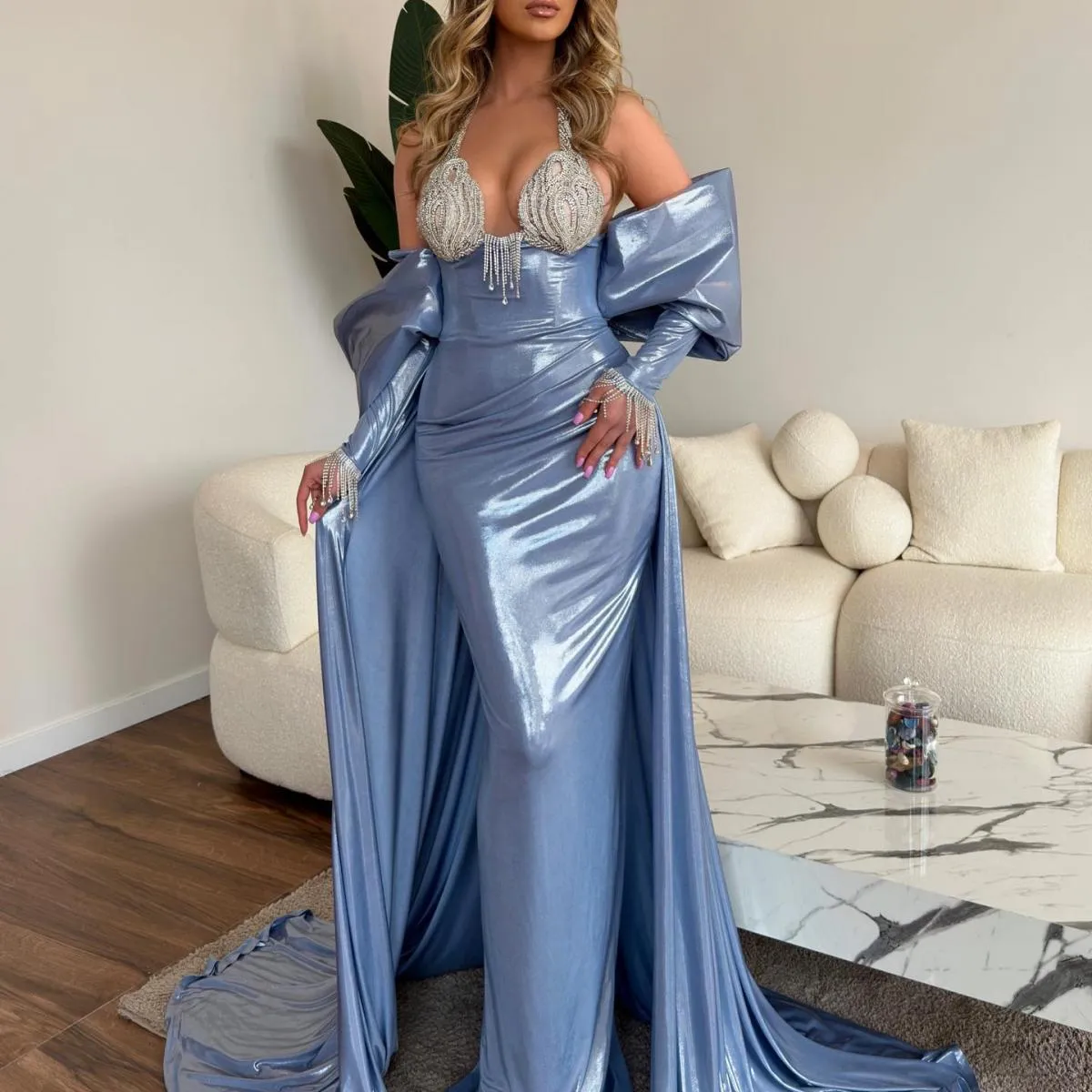 Abiti da ballo lunghi blu in pelle lucida con strascico staccabile, mantella al largo della spalla, elegante abito formale con g