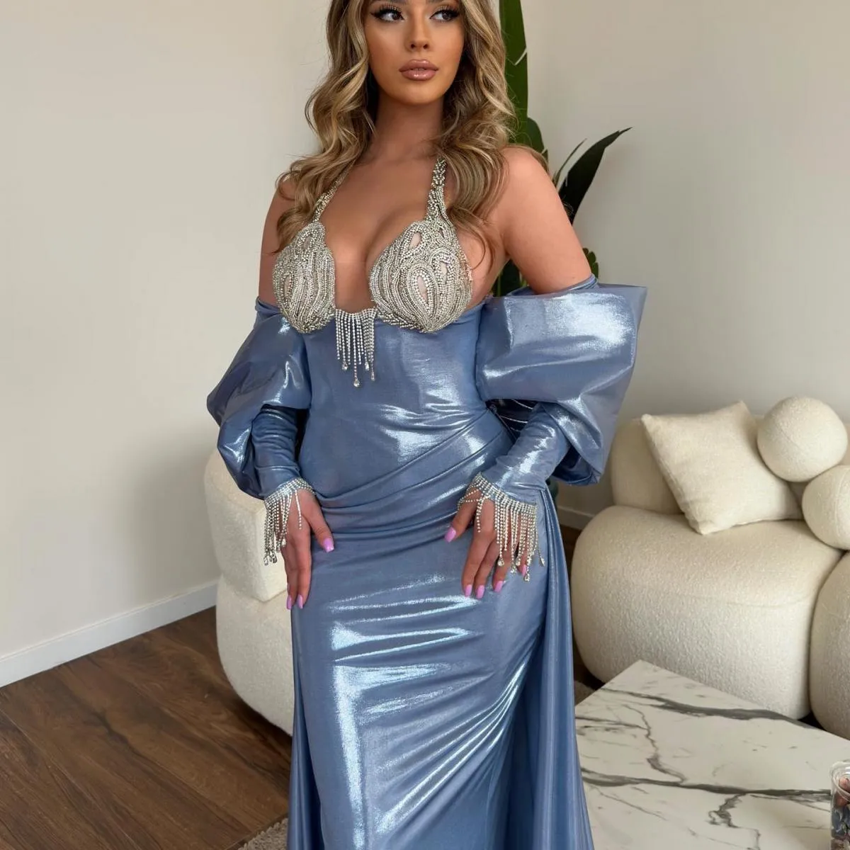Abiti da ballo lunghi blu in pelle lucida con strascico staccabile, mantella al largo della spalla, elegante abito formale con g
