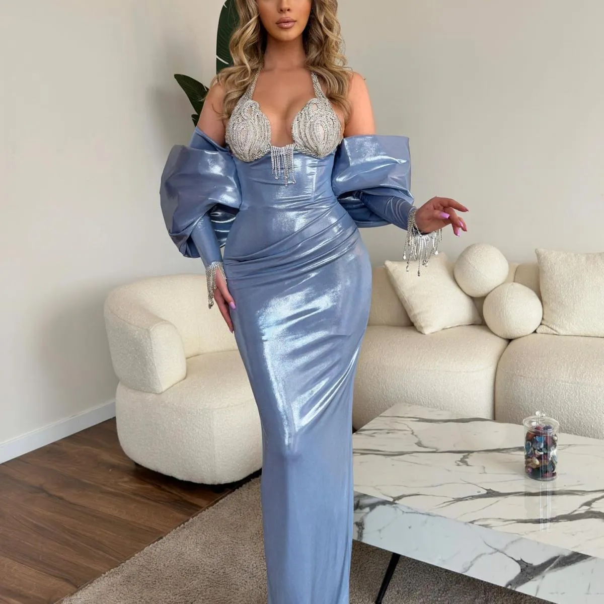 Abiti da ballo lunghi blu in pelle lucida con strascico staccabile, mantella al largo della spalla, elegante abito formale con g
