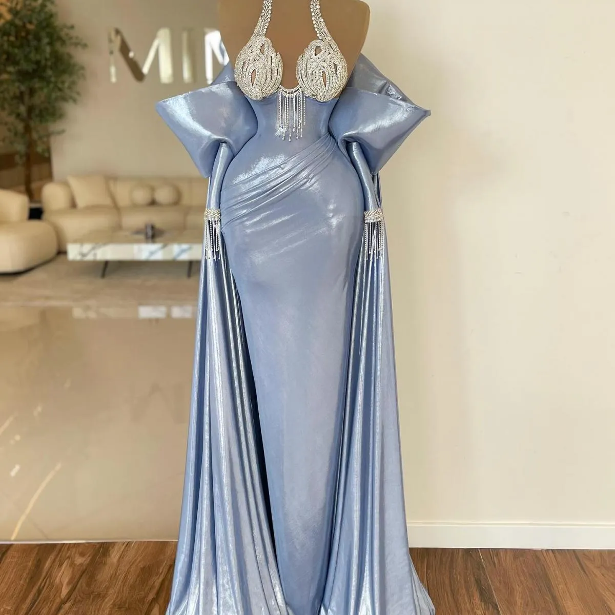 Abiti da ballo lunghi blu in pelle lucida con strascico staccabile, mantella al largo della spalla, elegante abito formale con g