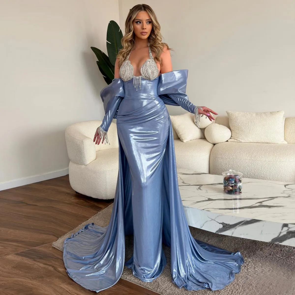 Abiti da ballo lunghi blu in pelle lucida con strascico staccabile, mantella al largo della spalla, elegante abito formale con g