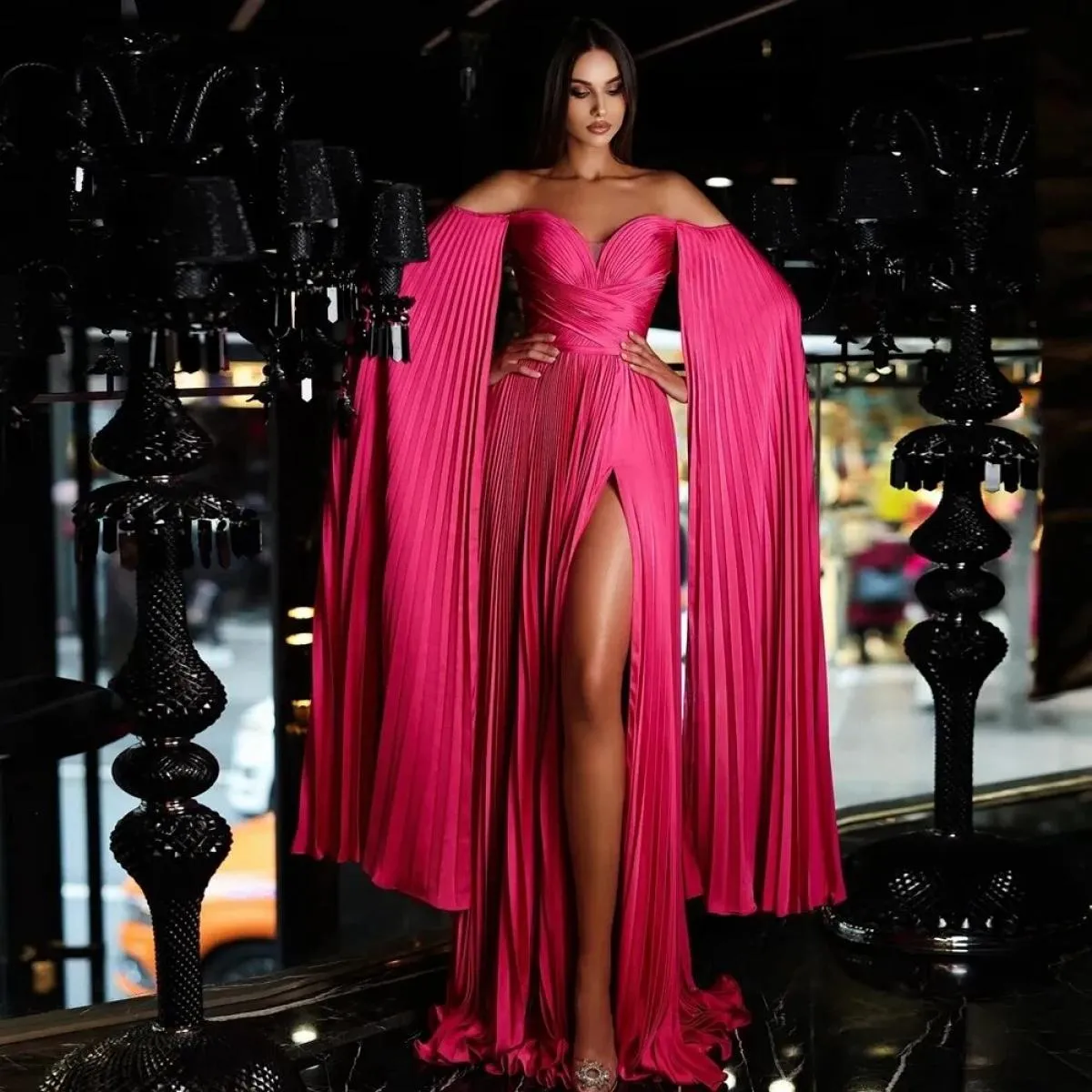 Abiti da festa formali in raso pieghe fucsia con spalle scoperte Abito da ballo arabo con spacco alto con maniche a mantella Occ