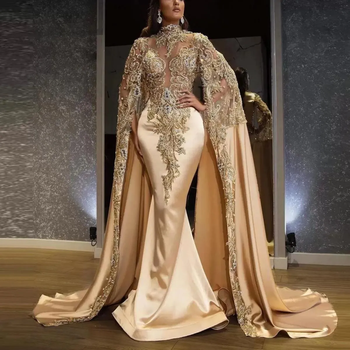 Abito da sera di lusso champagne Dubai con eleganti abiti da ballo a sirena in rilievo 2023 maniche a mantella Occasioni per fes