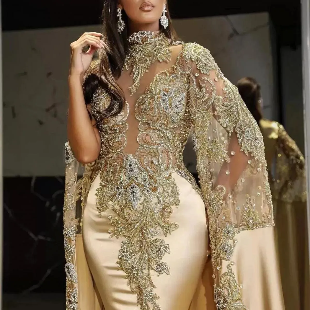 Abito da sera di lusso champagne Dubai con eleganti abiti da ballo a sirena in rilievo 2023 maniche a mantella Occasioni per fes