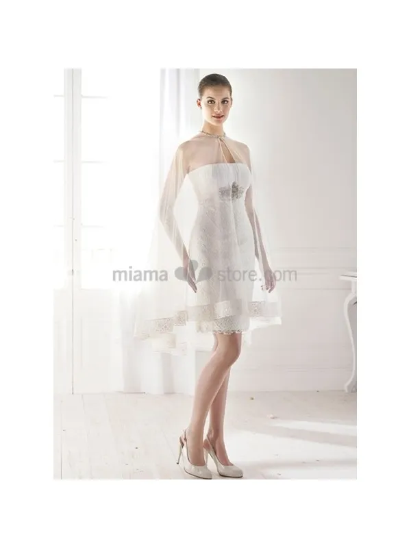 Abito da sposa corto tubino con mantella in tulle e finiture in pizzo