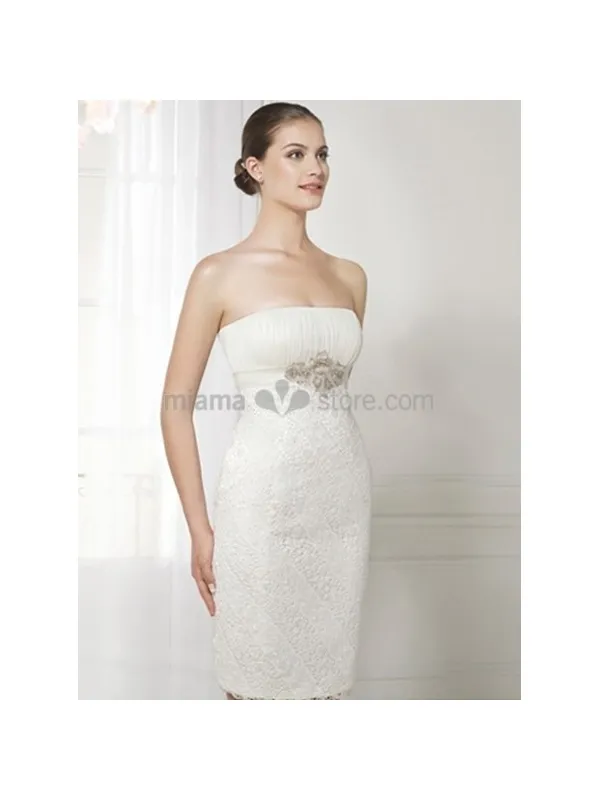 Abito da sposa corto tubino con mantella in tulle e finiture in pizzo