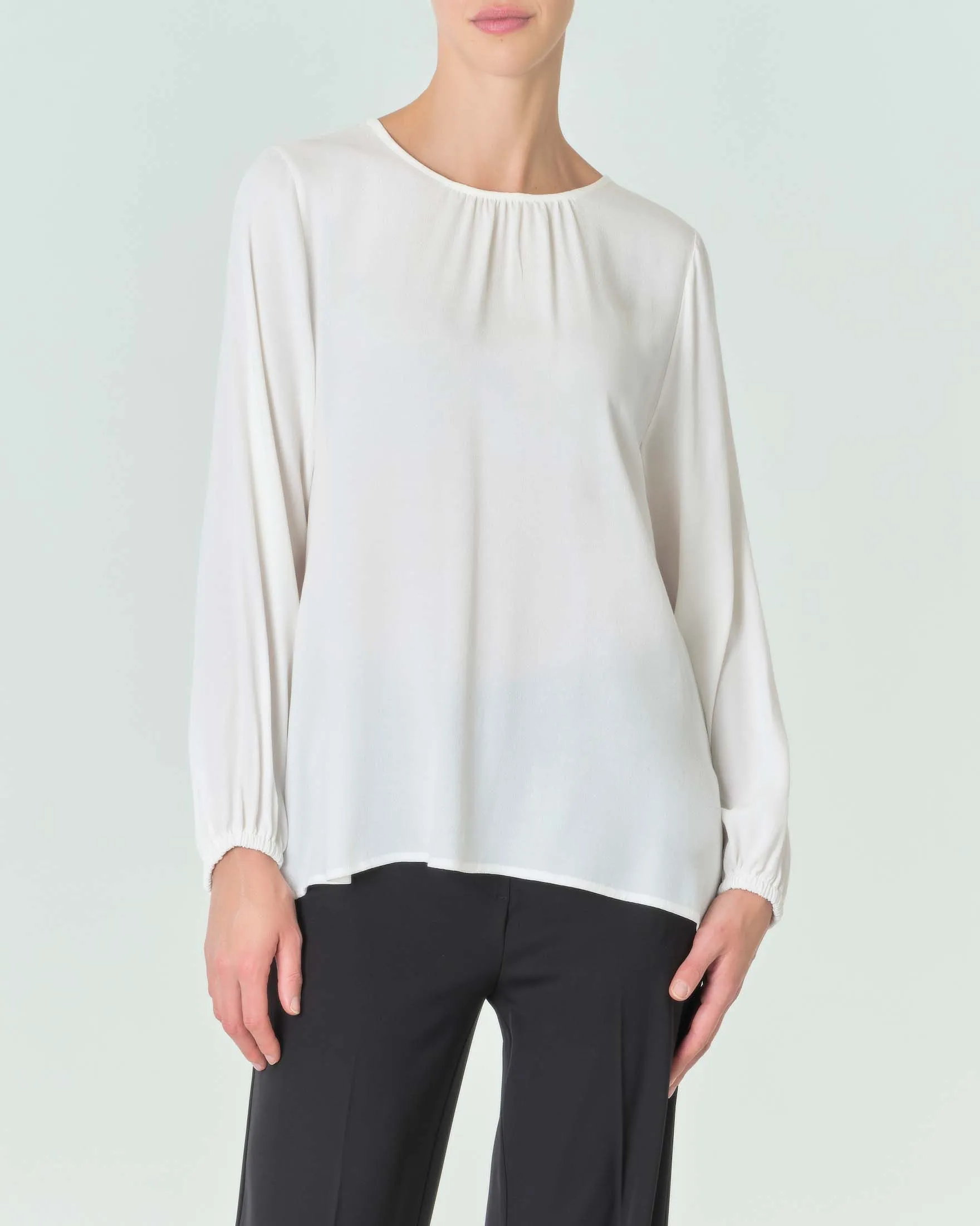 Blusa bianca con scollo tondo e polsini arricciati