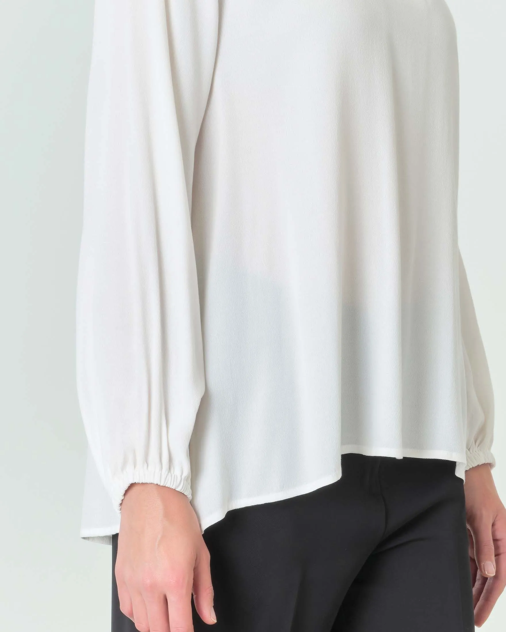 Blusa bianca con scollo tondo e polsini arricciati