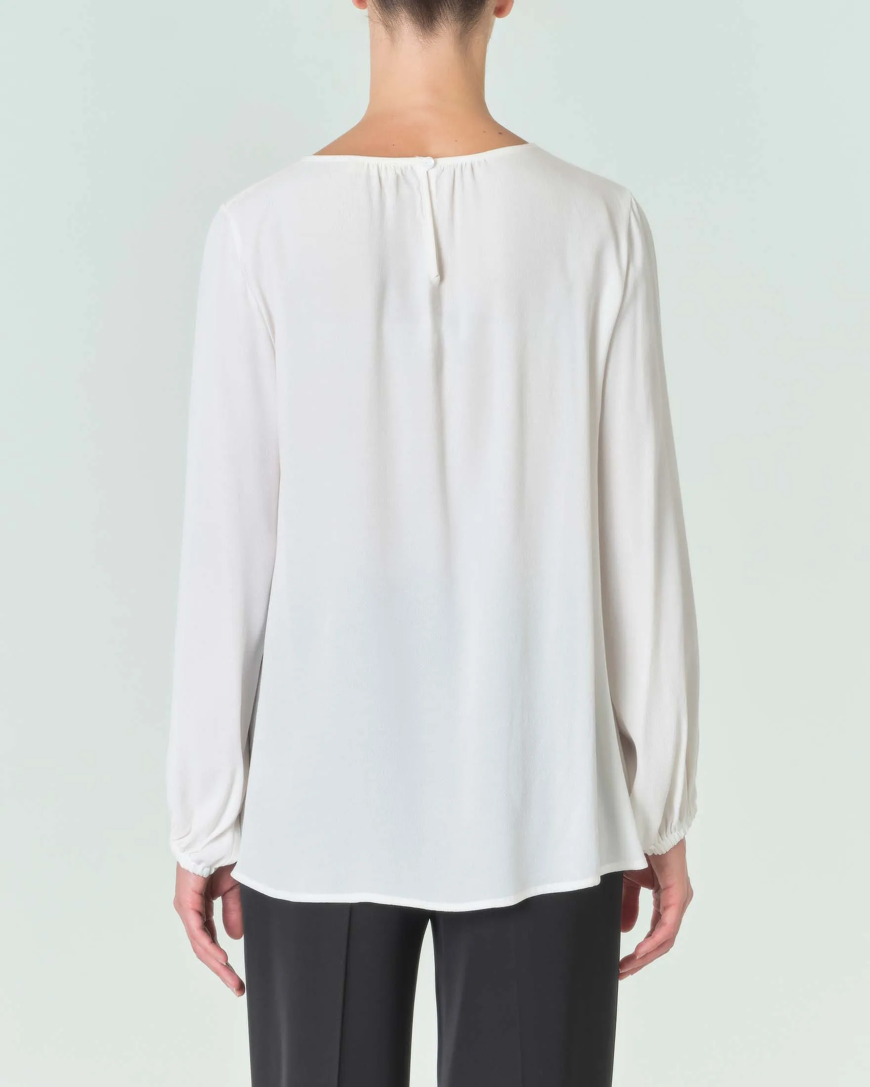 Blusa bianca con scollo tondo e polsini arricciati