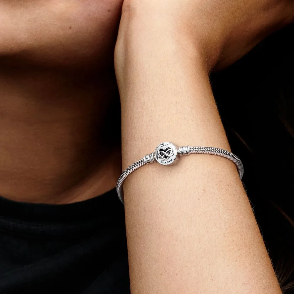 Bracciale Pandora Moments con maglia snake e chiusura con cuore e simbolo dell’infinito