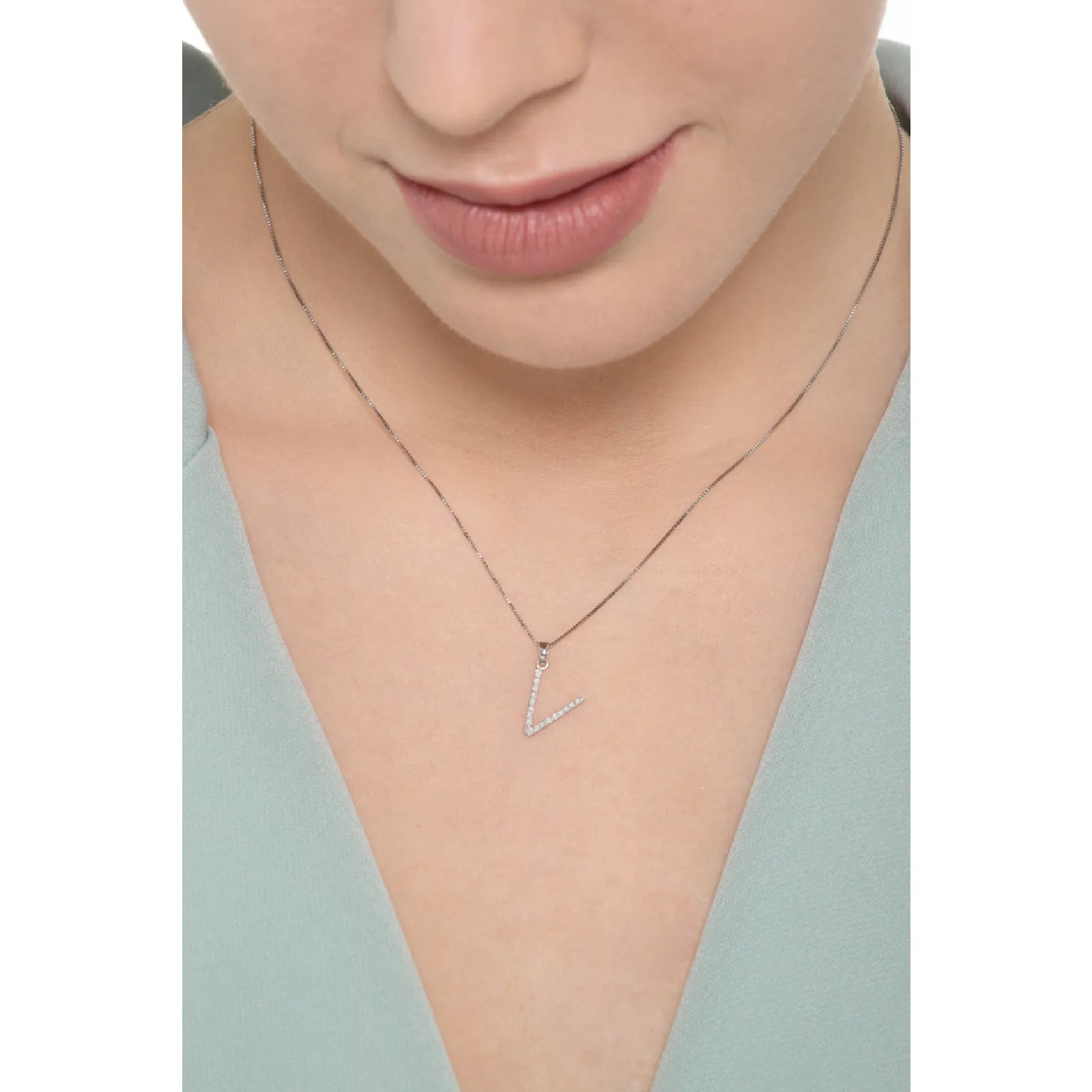 Collana lettera V in oro bianco 18k con diamanti, 1 cm