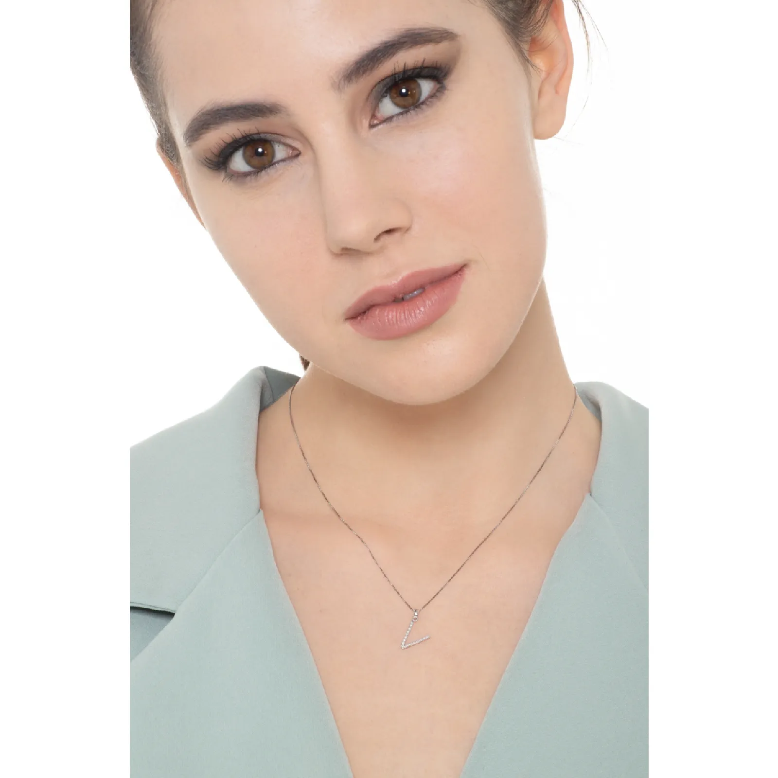 Collana lettera V in oro bianco 18k con diamanti, 1 cm