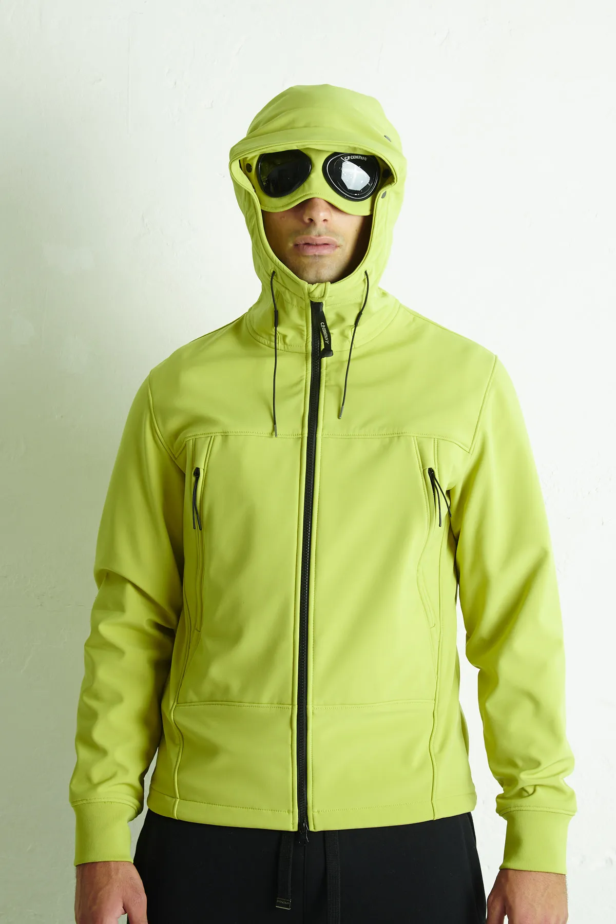 C.P. COMPANY Giubbotto in softshell con lenti nel cappuccio