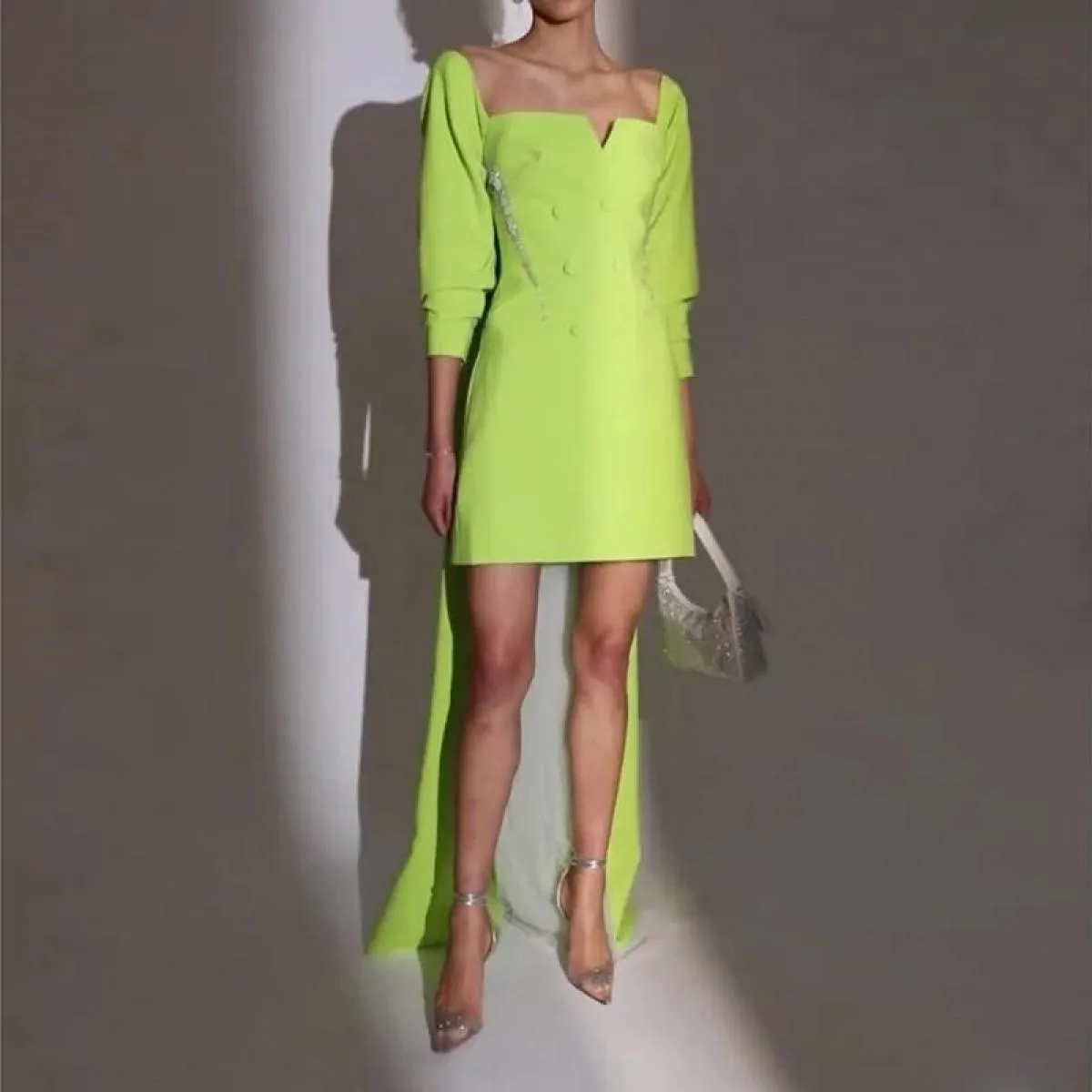 Elegante abito blazer verde con mantella Sweep Train Raso elastico Abiti da festa corti da ballo Blazer formale da donna Perline