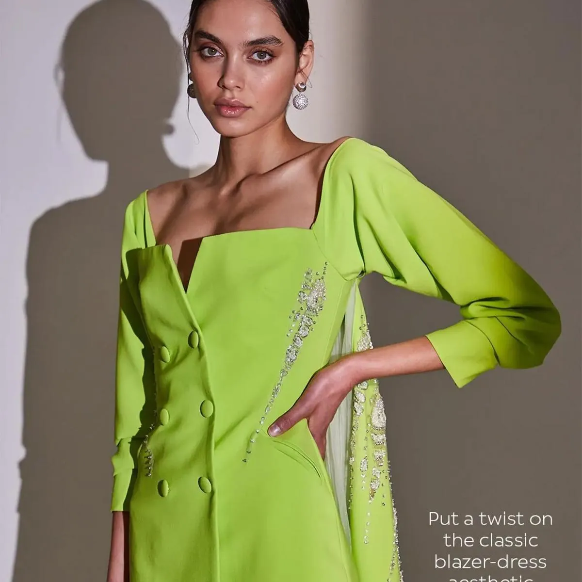 Elegante abito blazer verde con mantella Sweep Train Raso elastico Abiti da festa corti da ballo Blazer formale da donna Perline