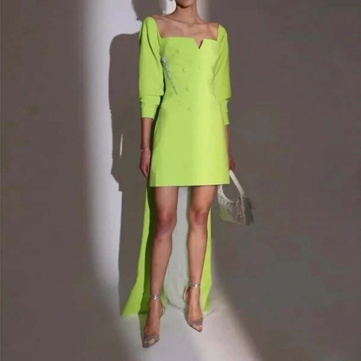 Elegante abito blazer verde con mantella Sweep Train Raso elastico Abiti da festa corti da ballo Blazer formale da donna Perline