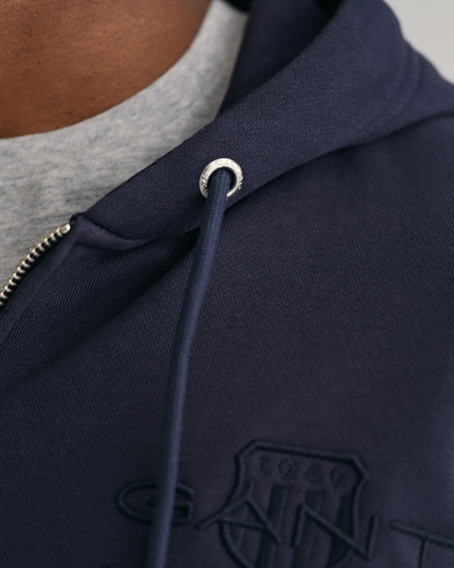 Felpa Tonal Archive Shield con cappuccio e zip    