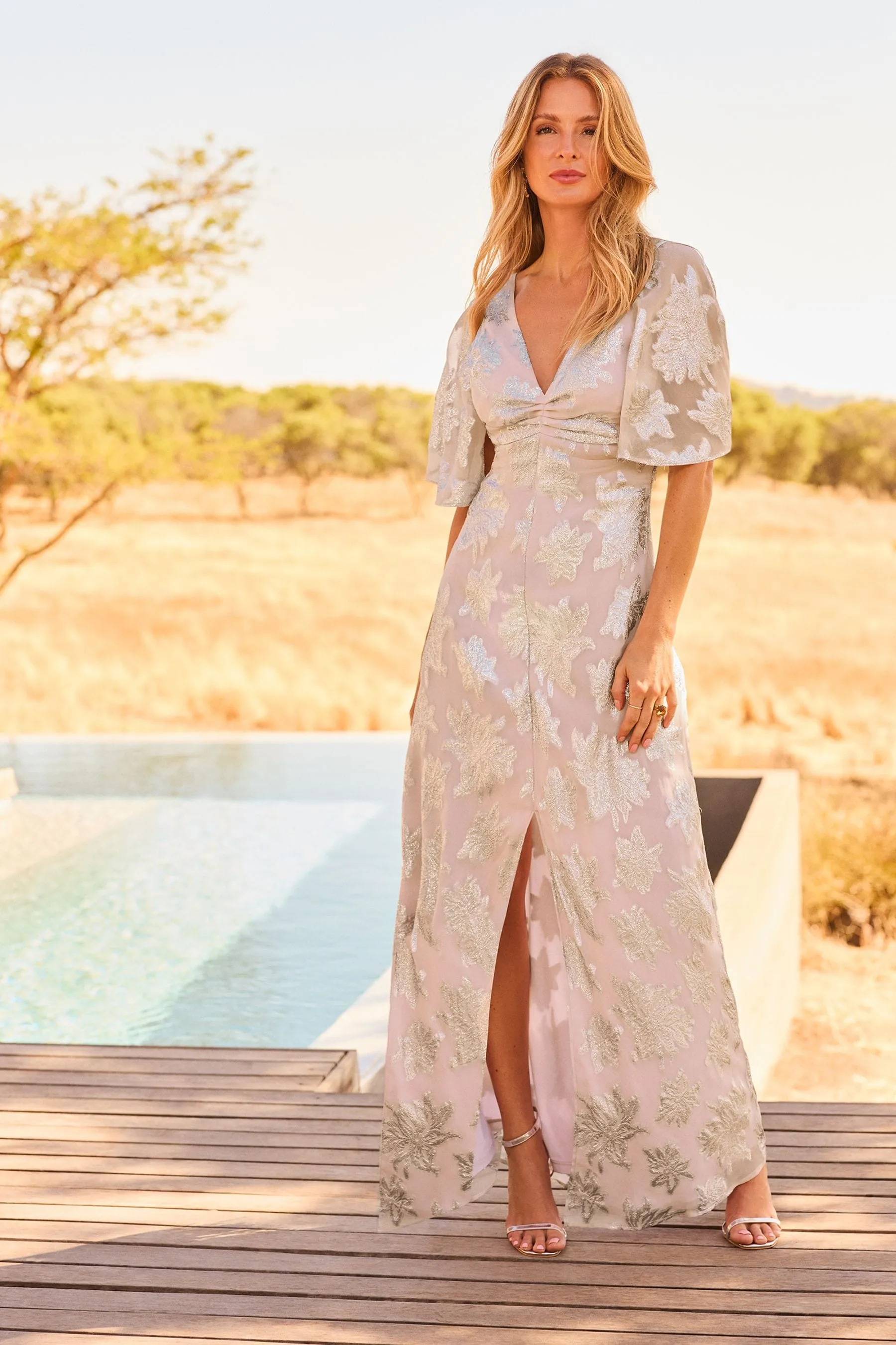 Friends Like These - Abito maxi con maniche Scollo a V a mantella