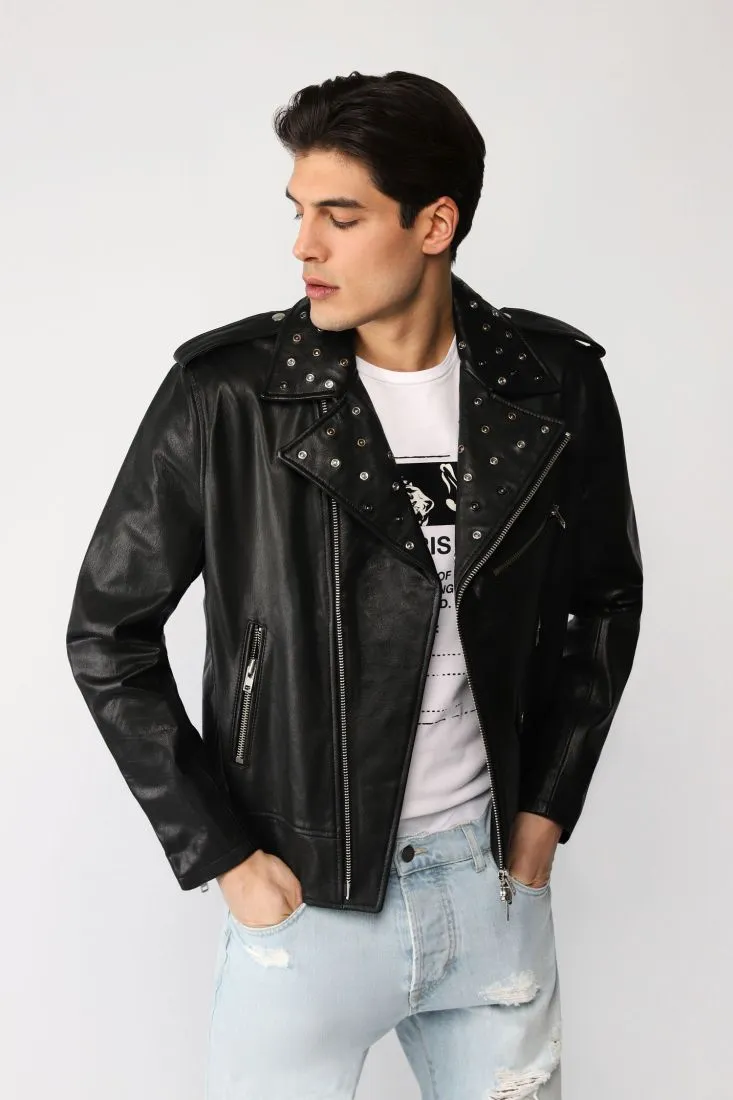 Giubbotto modello biker con borchie e mostrine