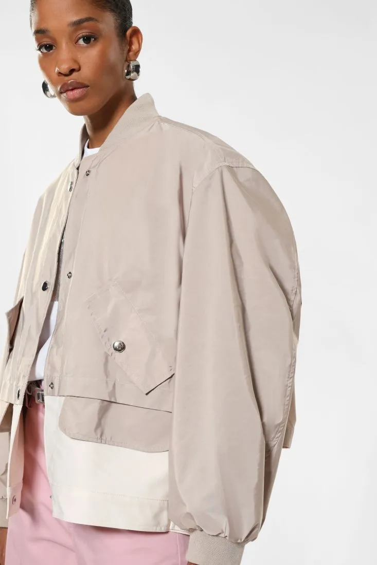 Giubbotto oversize con bottoni e parte inferiore a contrasto