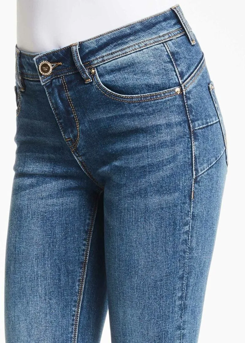Jeans con carré arrotondato