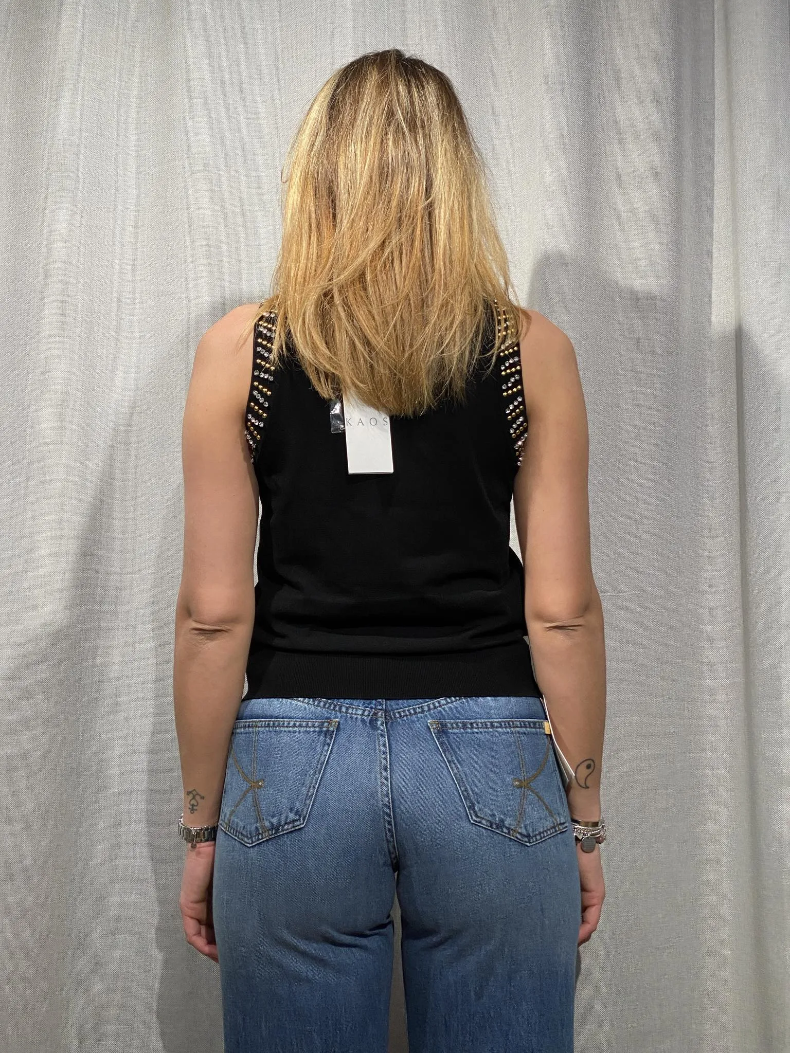 KAOS DONNA canotta in maglia con strass e borchie QP1NT035