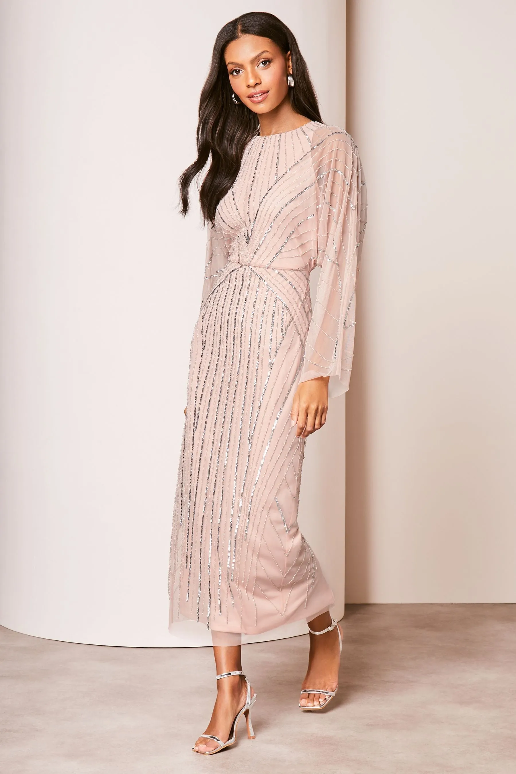 Lipsy - Abito maxi decorato a mano con mantella e maniche in rete