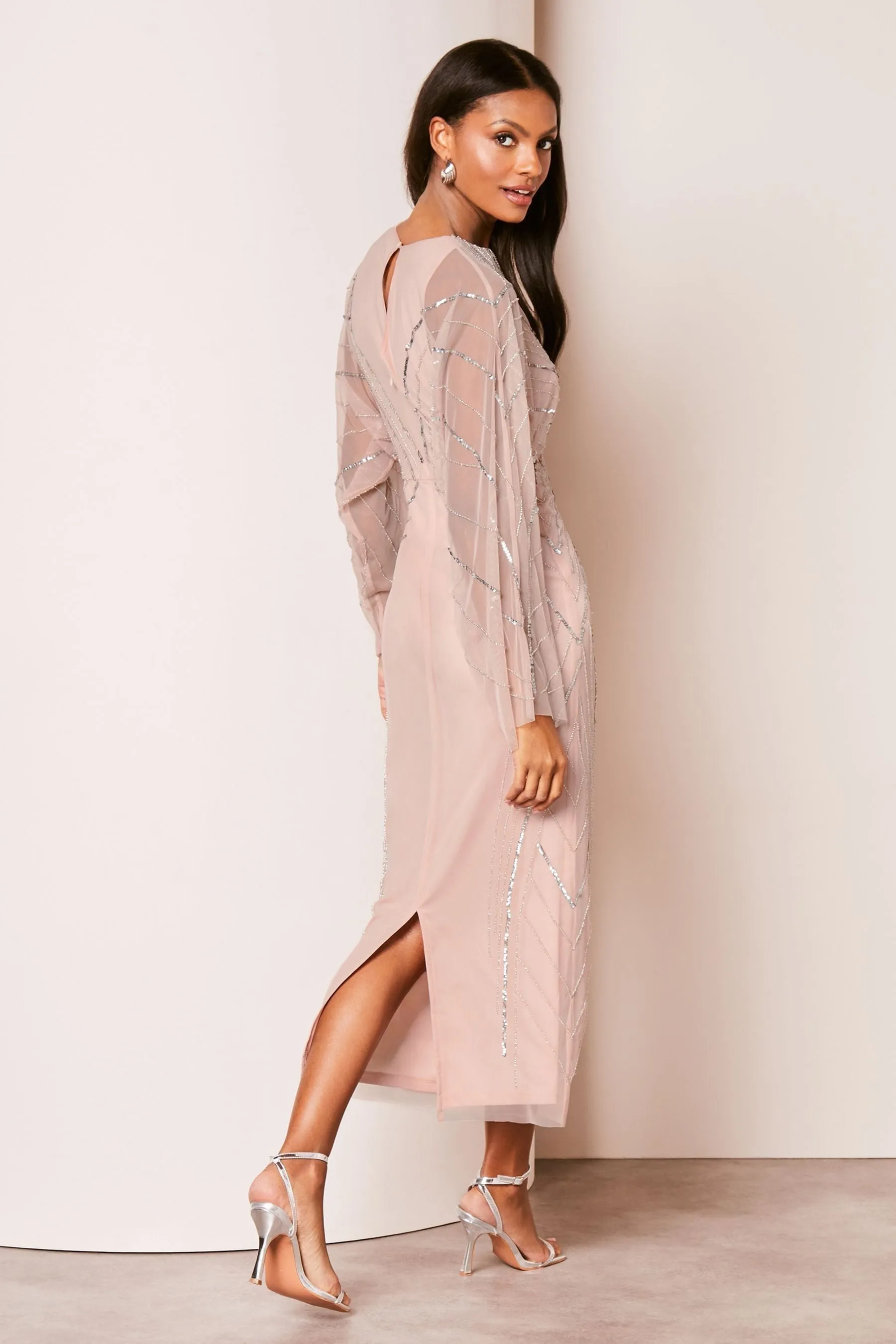 Lipsy - Abito maxi decorato a mano con mantella e maniche in rete