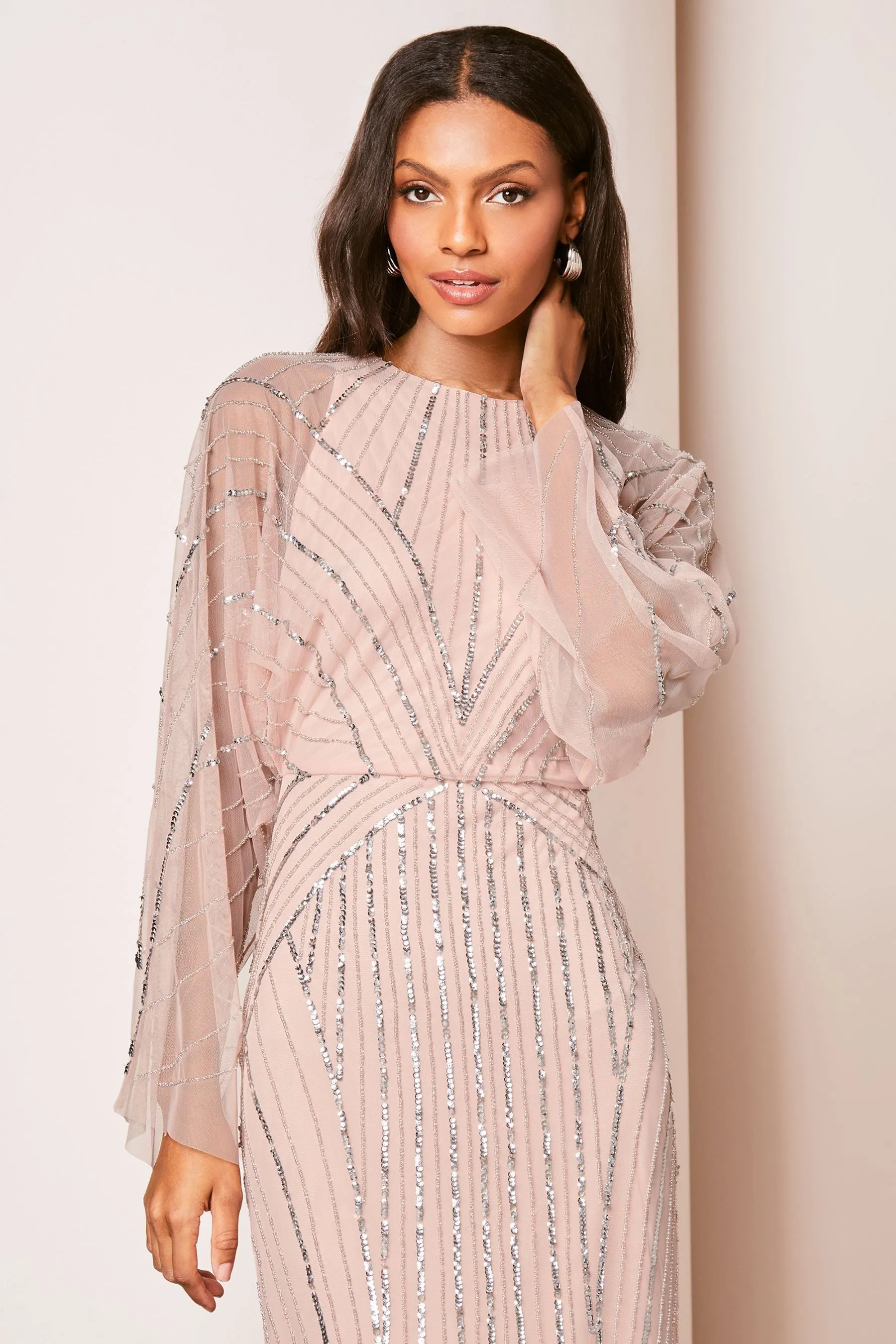Lipsy - Abito maxi decorato a mano con mantella e maniche in rete