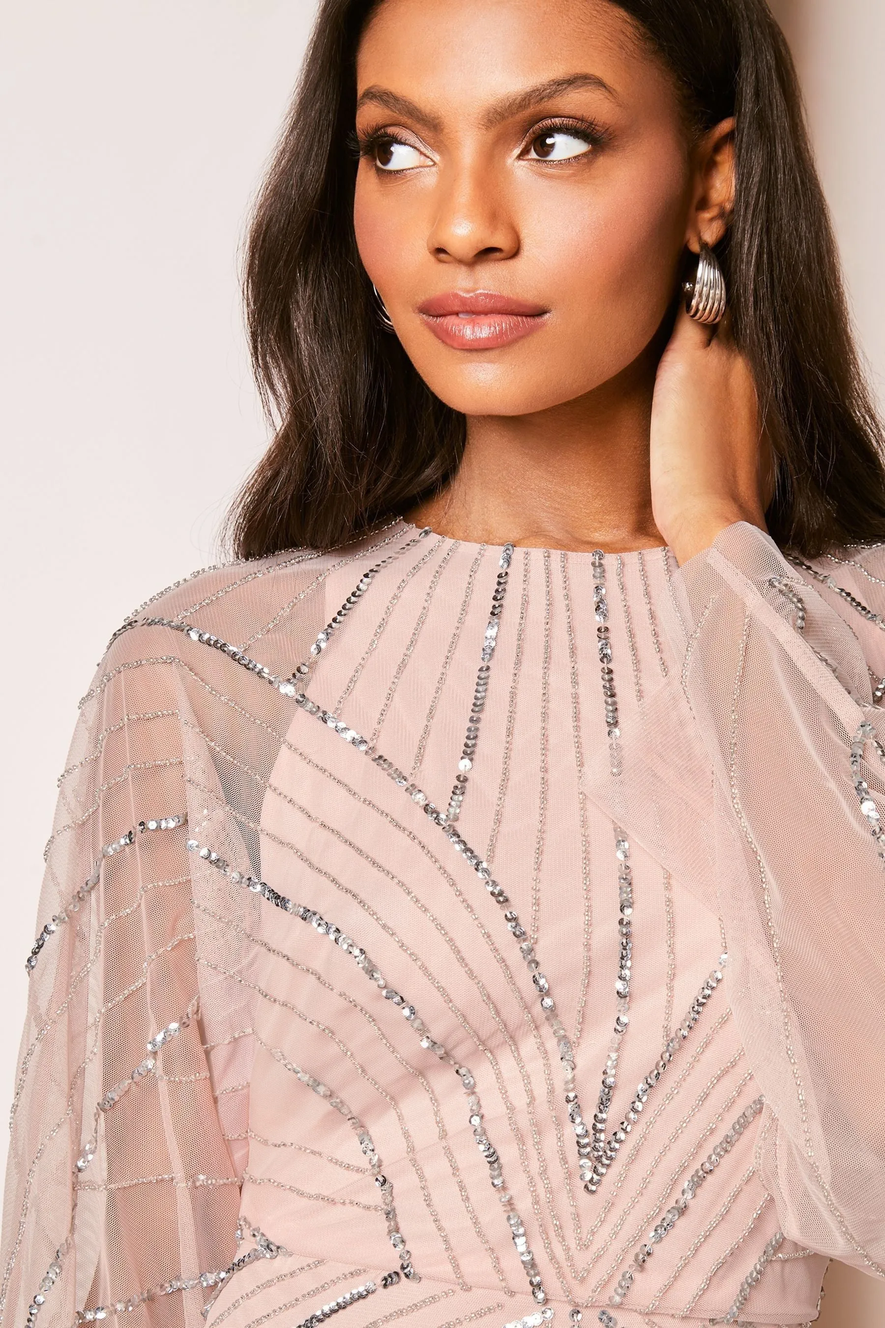 Lipsy - Abito maxi decorato a mano con mantella e maniche in rete