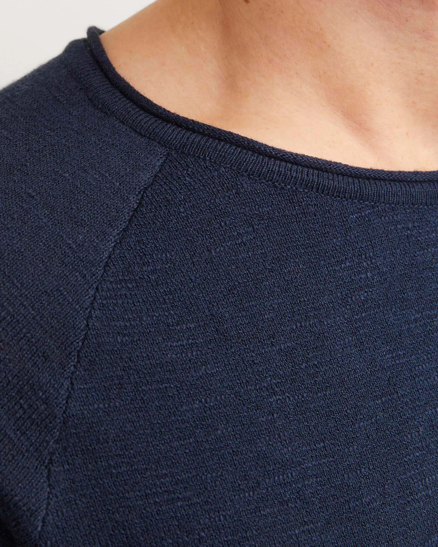 Maglia blu navy in cotone e lino fiammato regular-fit con maniche raglan e bordi arrotolati