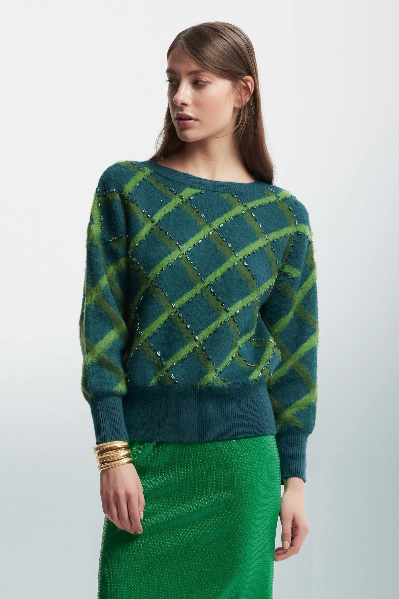 Maglia con applicazione di strass in tono