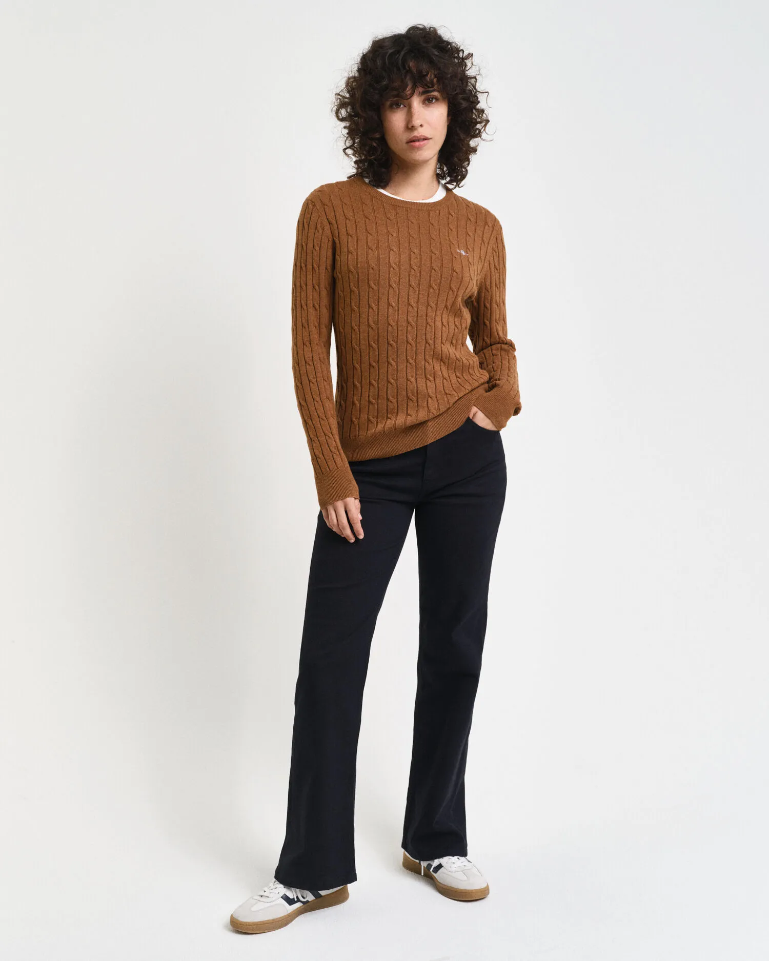 Maglia girocollo in cotone elasticizzato a trecce    