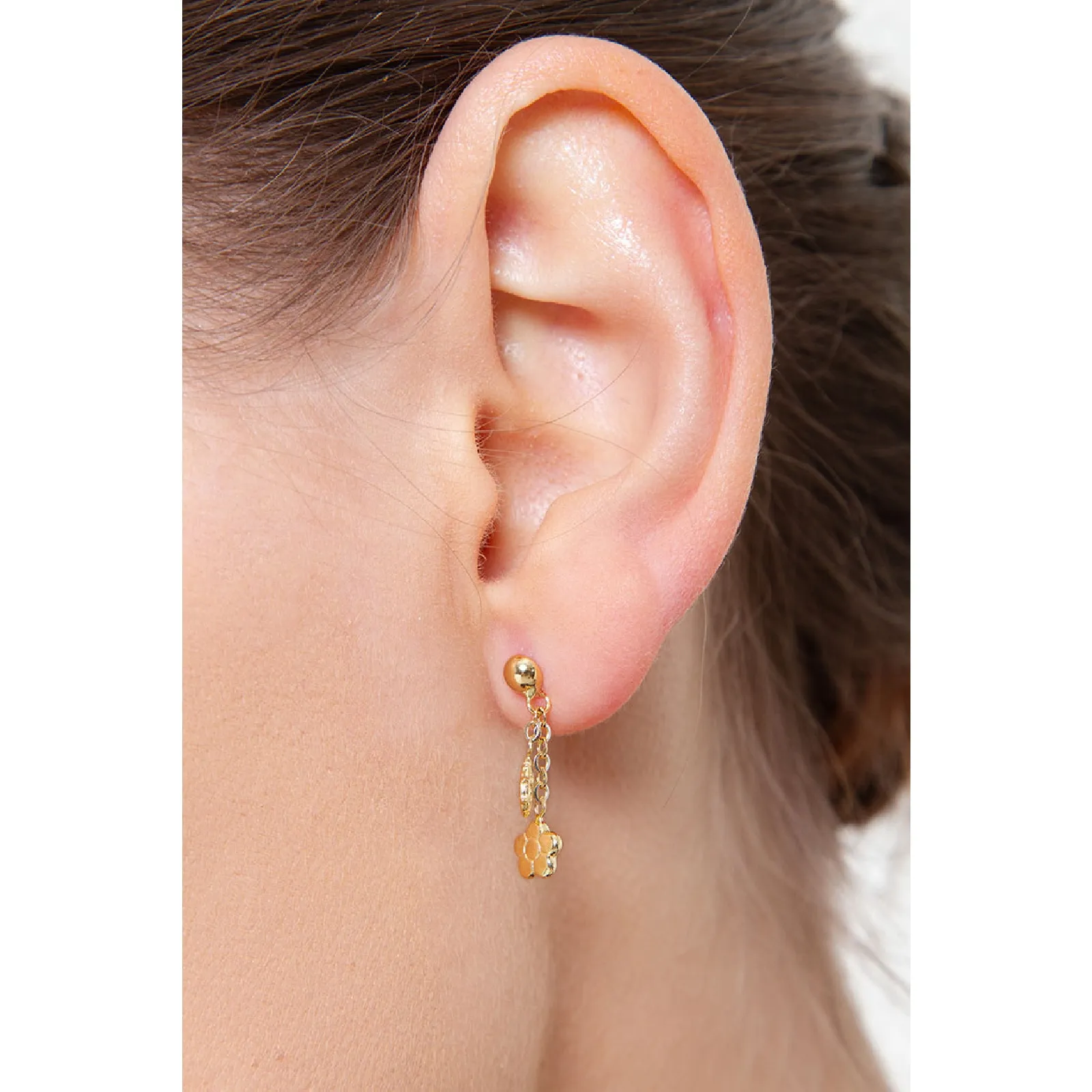 Orecchini in oro giallo 18k con pendenti a fiore e coccinella.