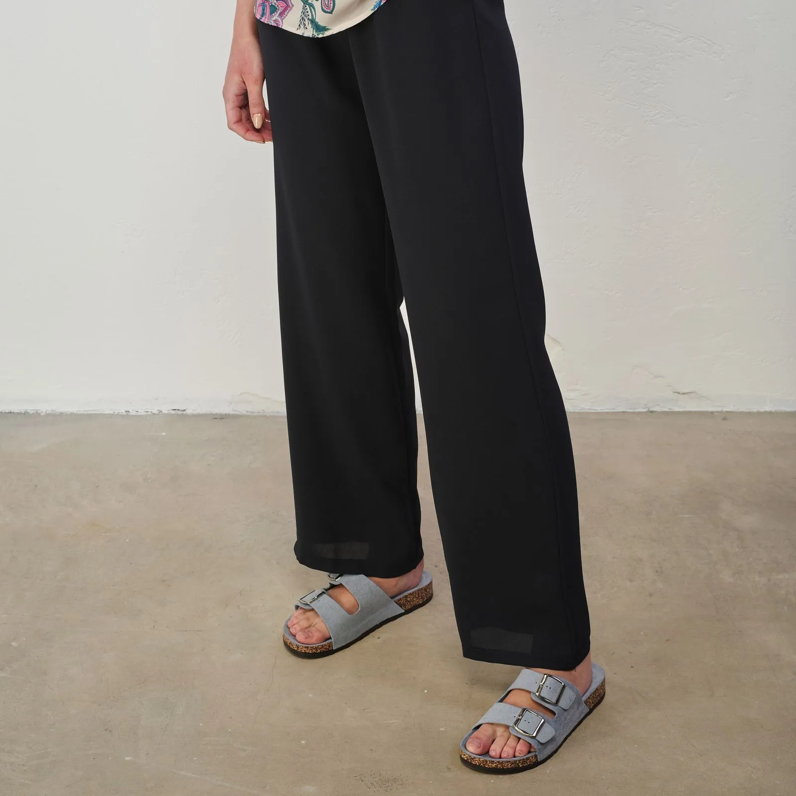 Pantaloni ampi blu scuro con elastico in vita