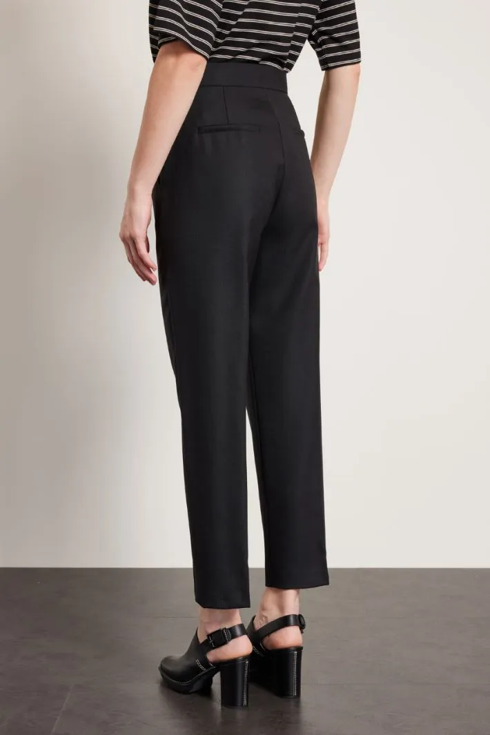 Pantaloni carrot in tela