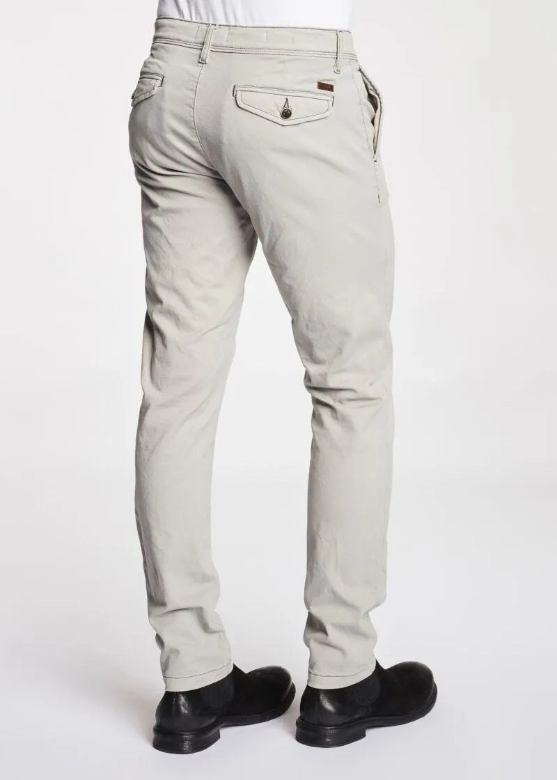 Pantaloni chino con tasche