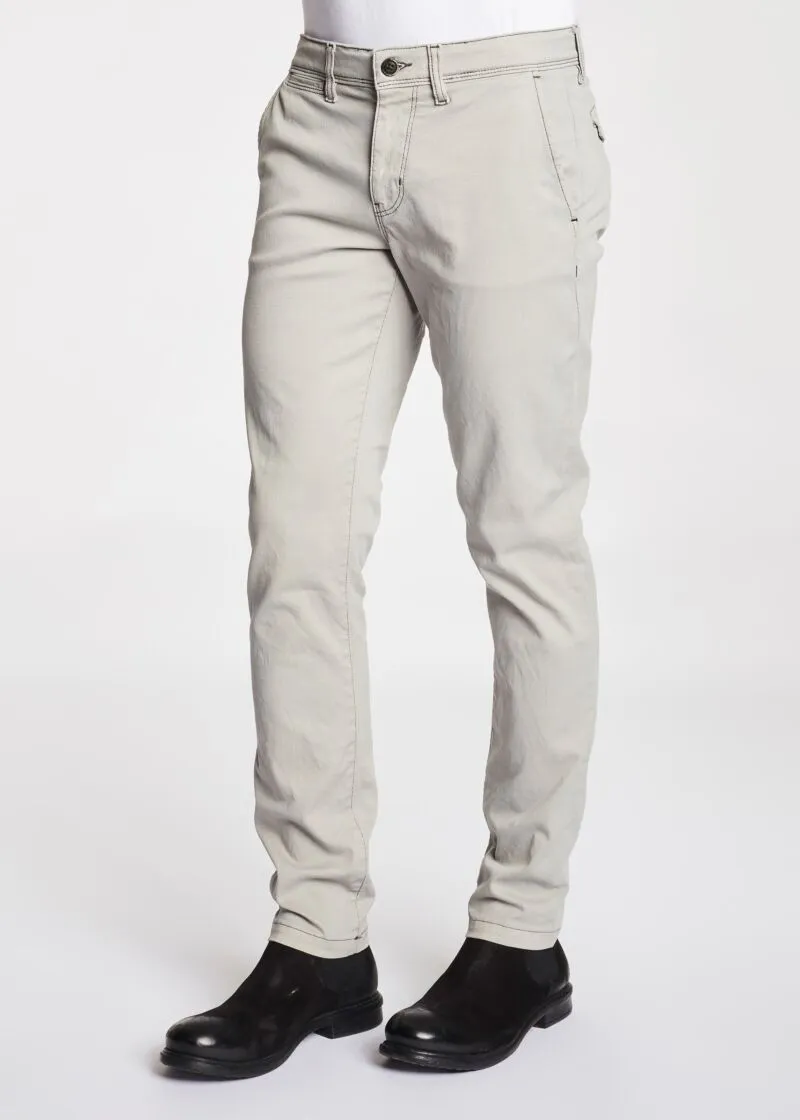 Pantaloni chino con tasche