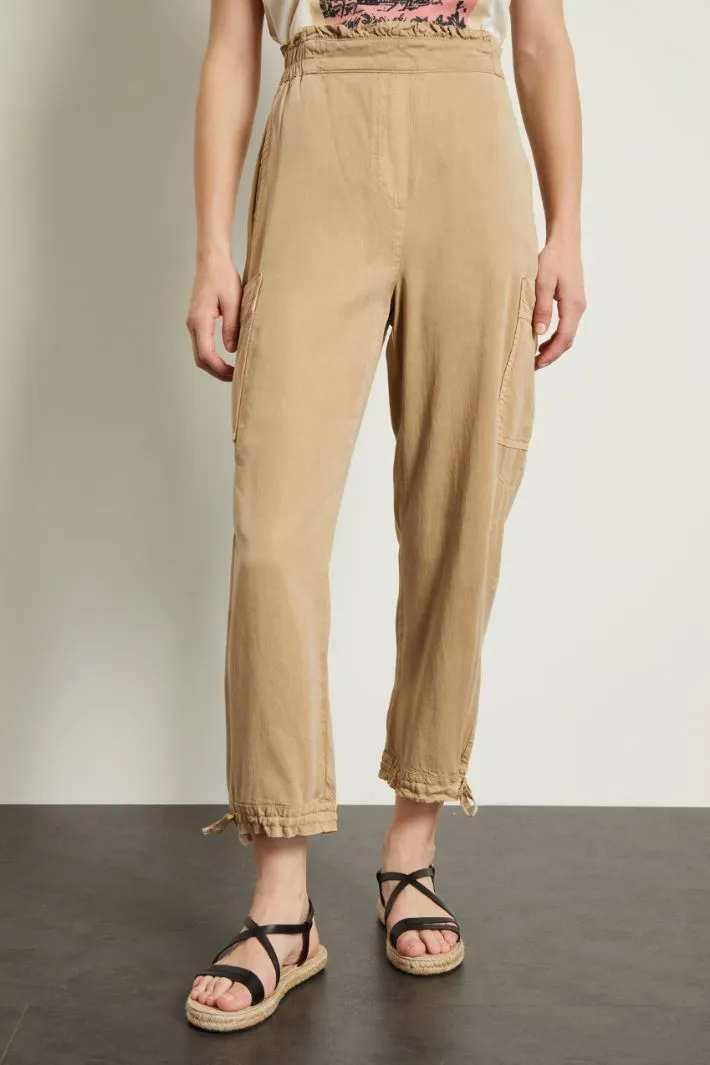 Pantaloni con coulisse al fondo