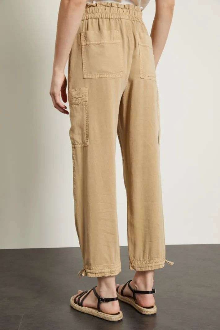 Pantaloni con coulisse al fondo