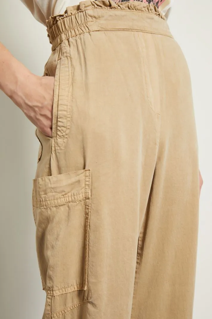 Pantaloni con coulisse al fondo