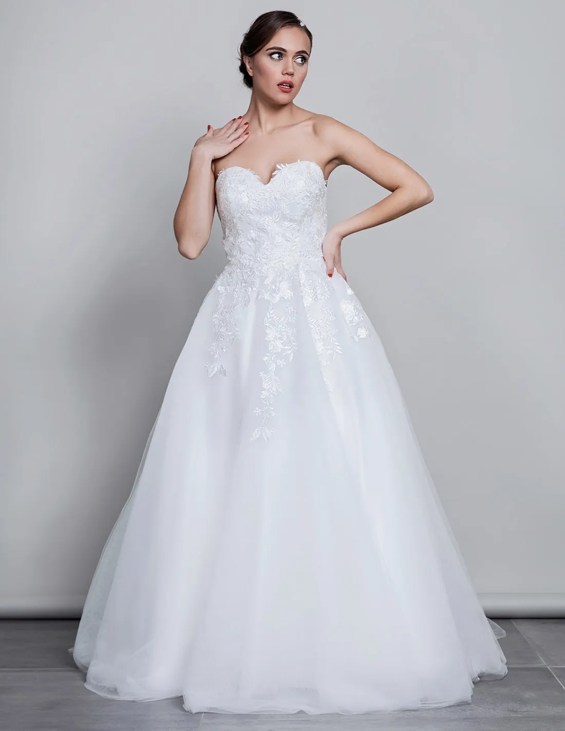 PEONIA - abito da sposa A-line scollo a cuore di pizzo con mantella lunga