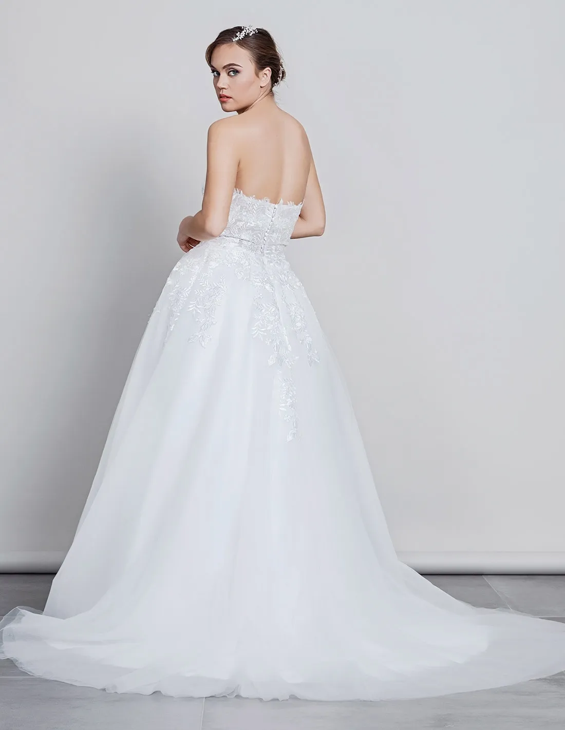 PEONIA - abito da sposa A-line scollo a cuore di pizzo con mantella lunga