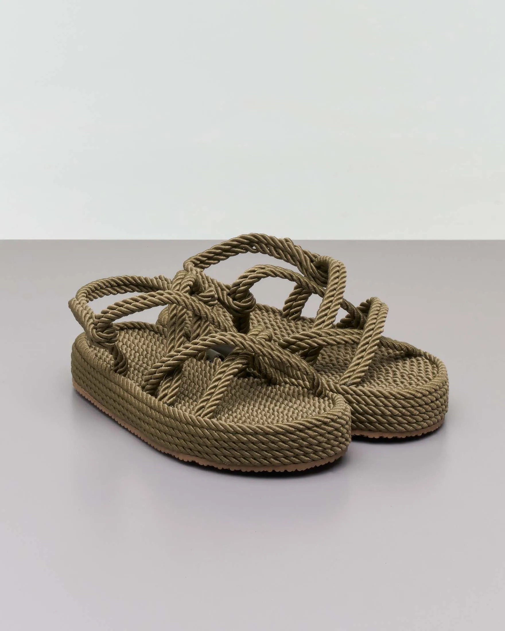 Sandali color khaki in corda intrecciata con suola alta e doppie fascette incrociate