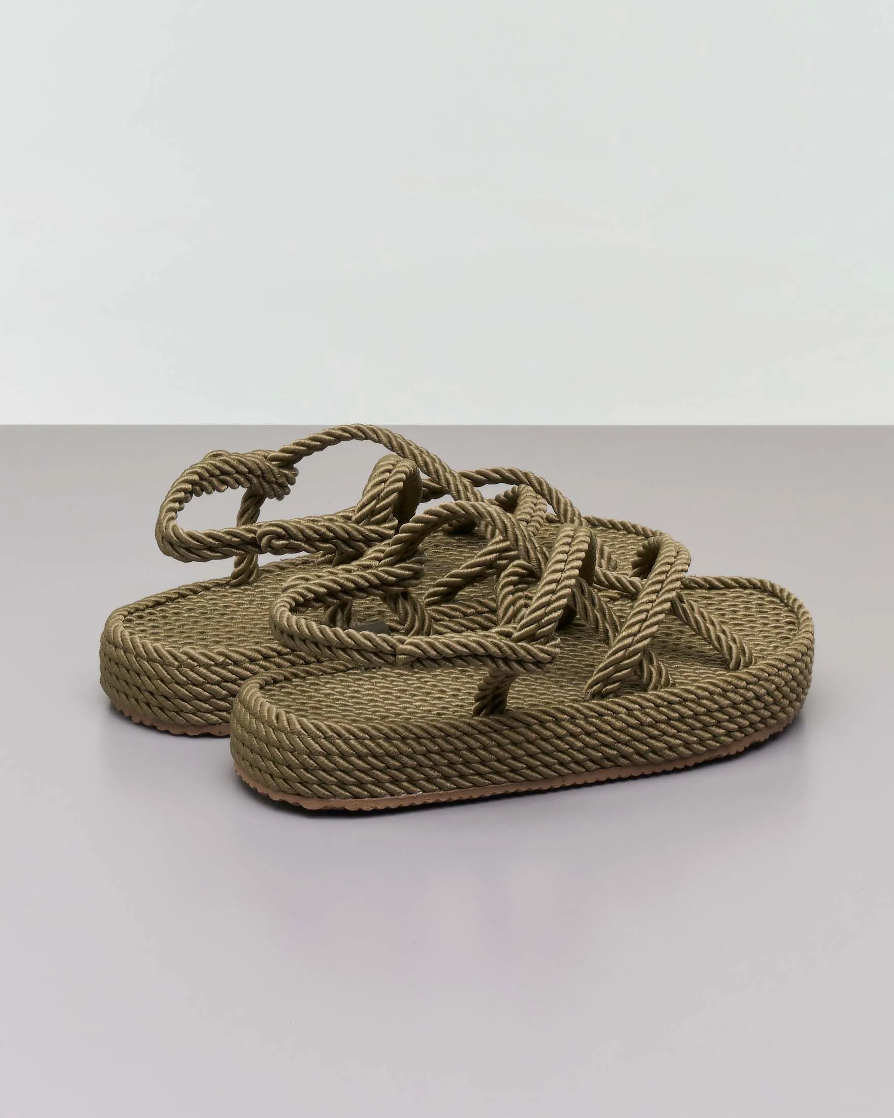 Sandali color khaki in corda intrecciata con suola alta e doppie fascette incrociate